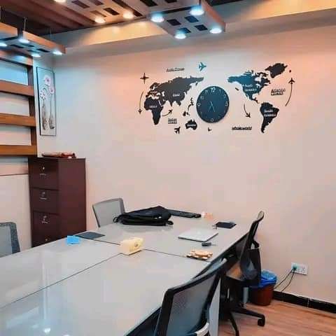 خريطة العالم مع ساعة